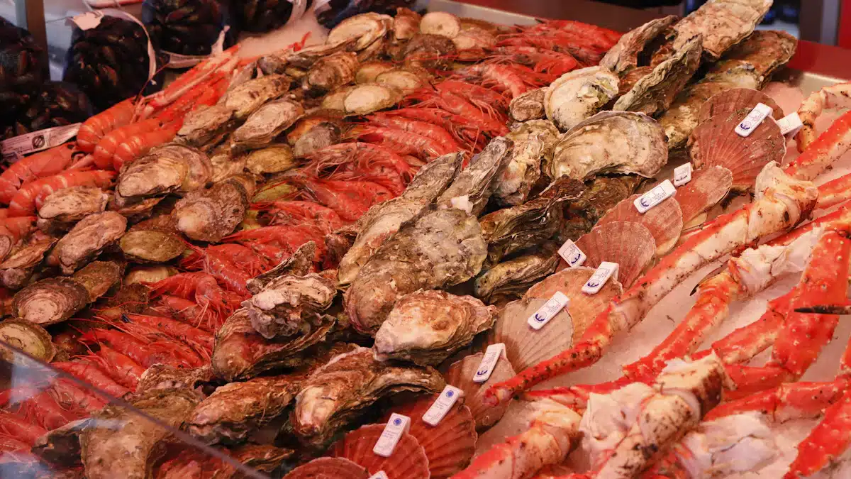 Expositor de marisco fresco con crustáceos y moluscos ricos en nutrientes
