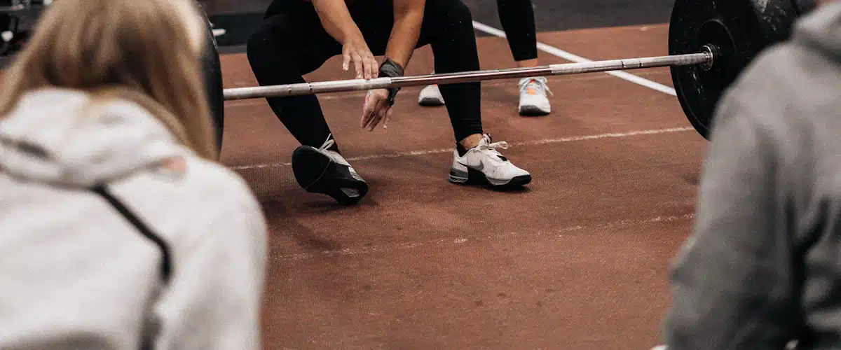 Grupo de participantes practicando sentadillas en una sesión de fuerza