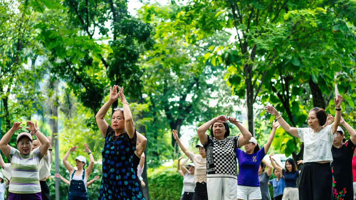 Grupo de personas mayores practicando actividad física al aire libre