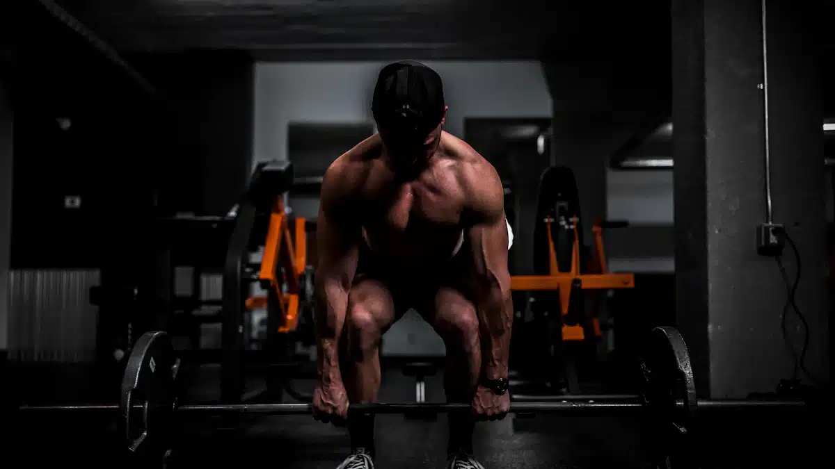 Hombre levantando una barra de pesas en sala de musculación