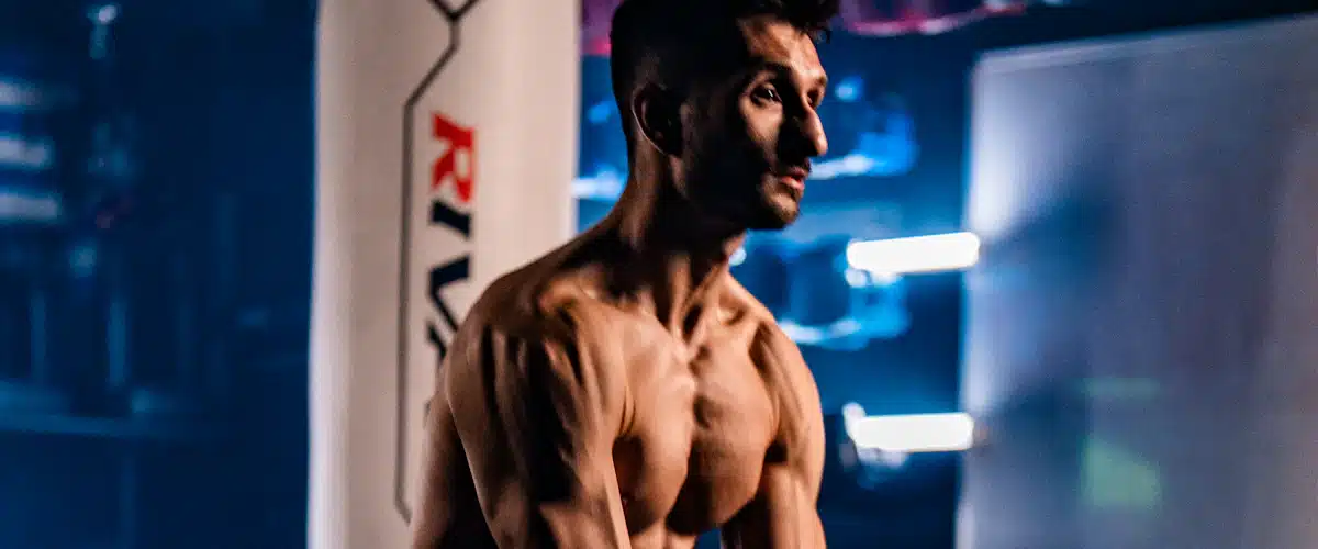 Hombre practica un swing con kettlebell en una zona de fuerza