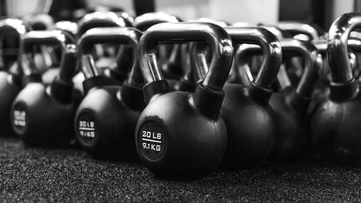 Kettlebells alineadas como material para una sesión de entrenamiento funcional
