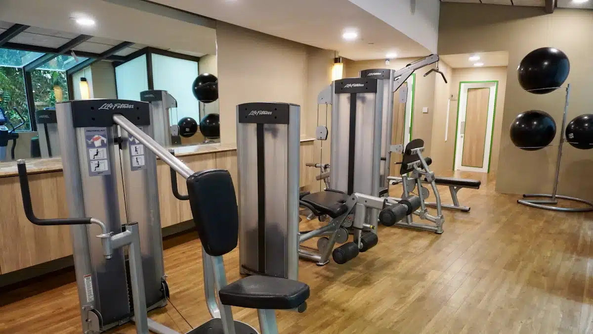 Material de gimnasio preparado para una rutina de fuerza progresiva