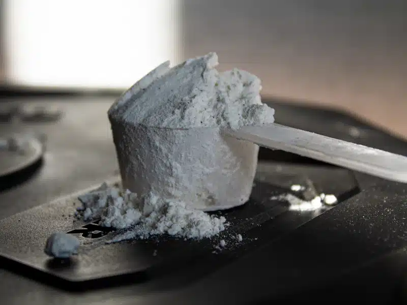 Medidor con suplemento en polvo dispuesto para calcular una dosis precisa