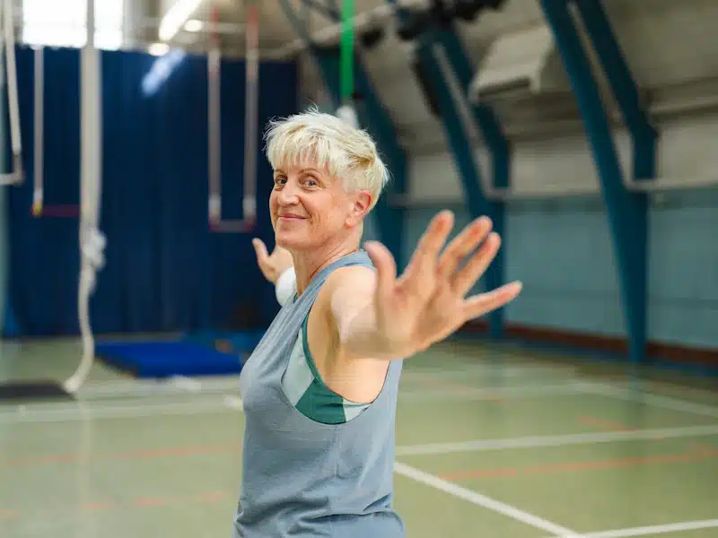 Mujer adulta entrena en gimnasio para mantener su capacidad funcional