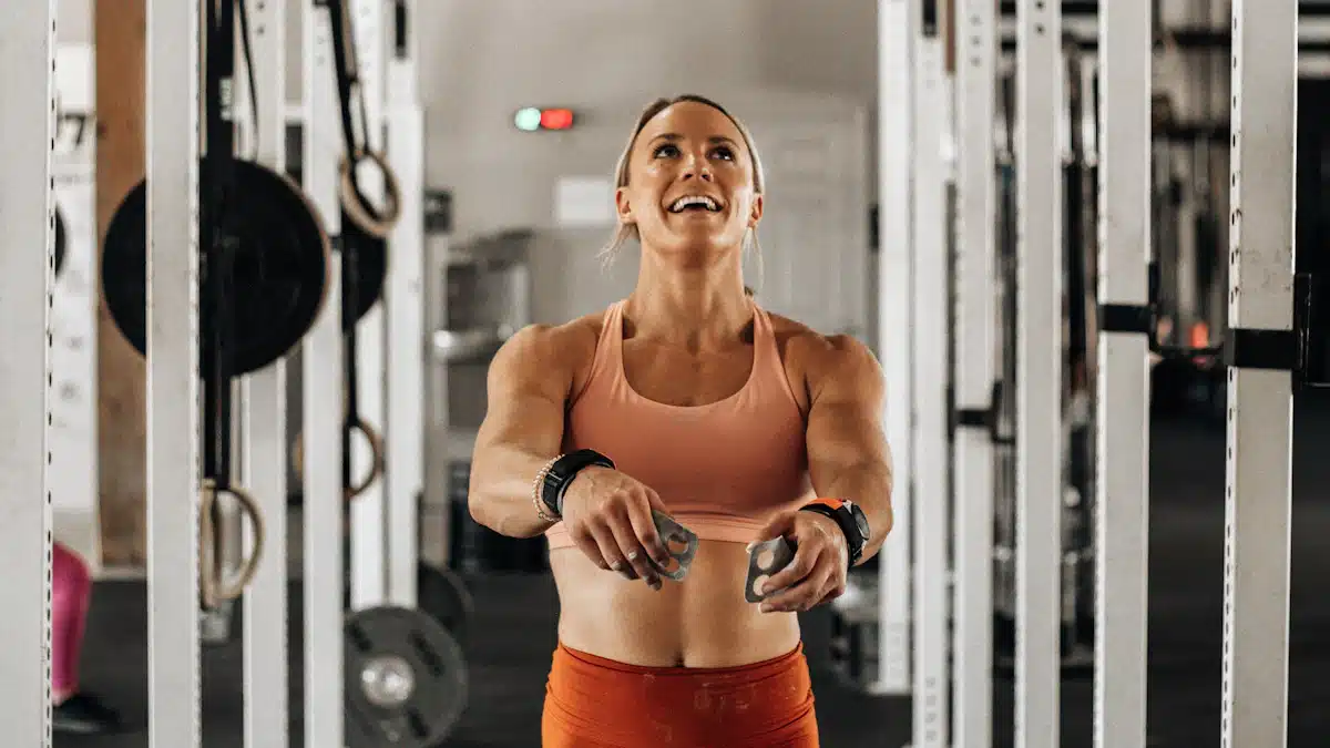 Mujer completando un muscle up en anillas en un box de entrenamiento