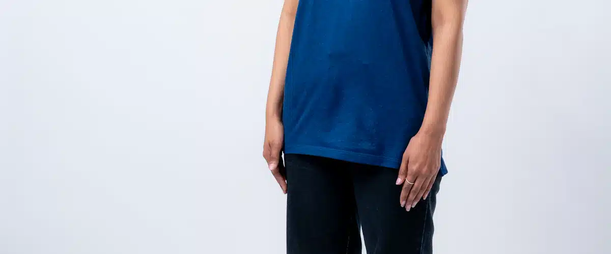 Mujer con ropa deportiva observa su reloj de actividad al descansar