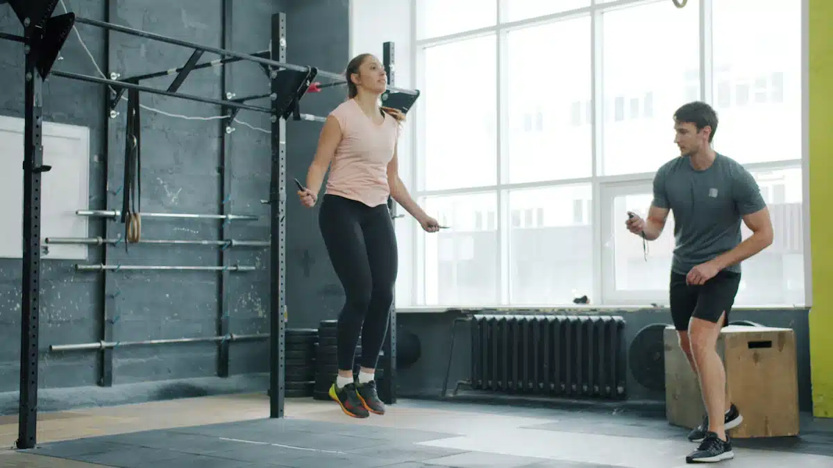 Mujer entrenando con comba bajo supervisión de un preparador físico