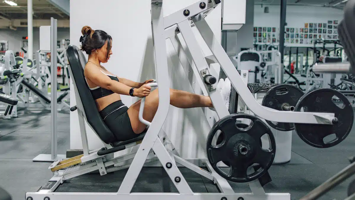 Mujer entrenando la prensa de piernas para fortalecer el tren inferior