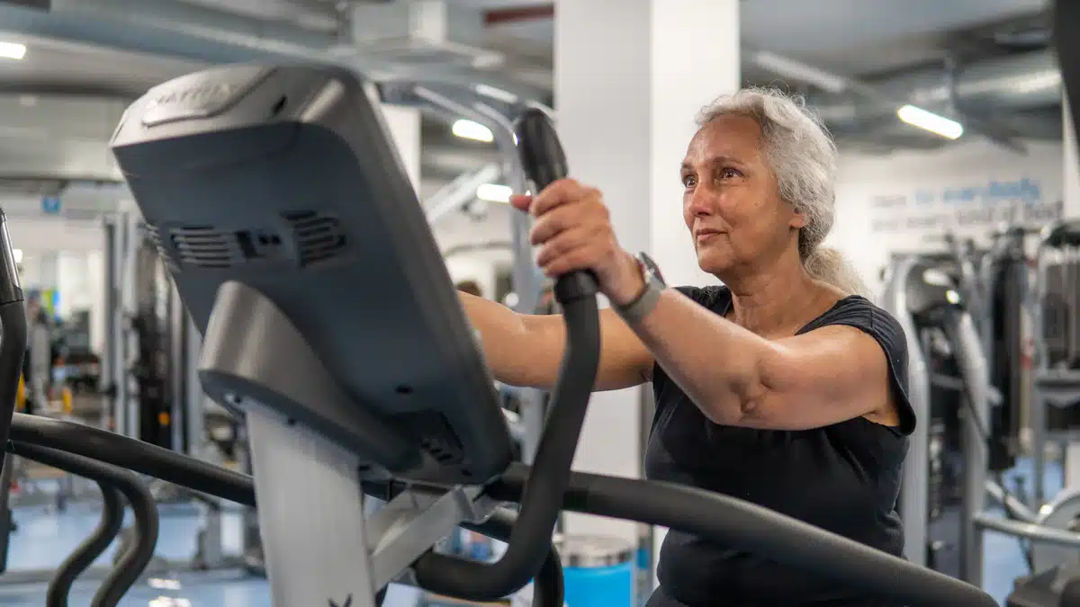 Mujer realizando ejercicios de fuerza para mayores de 60 años en gimnasio