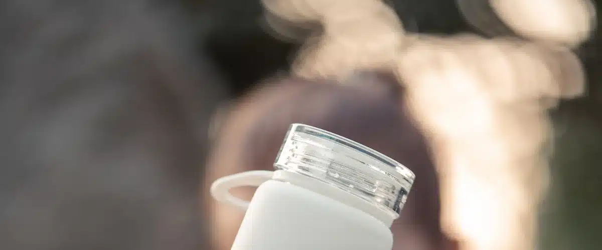 Mujer sostiene una botella de agua tras una actividad al aire libre