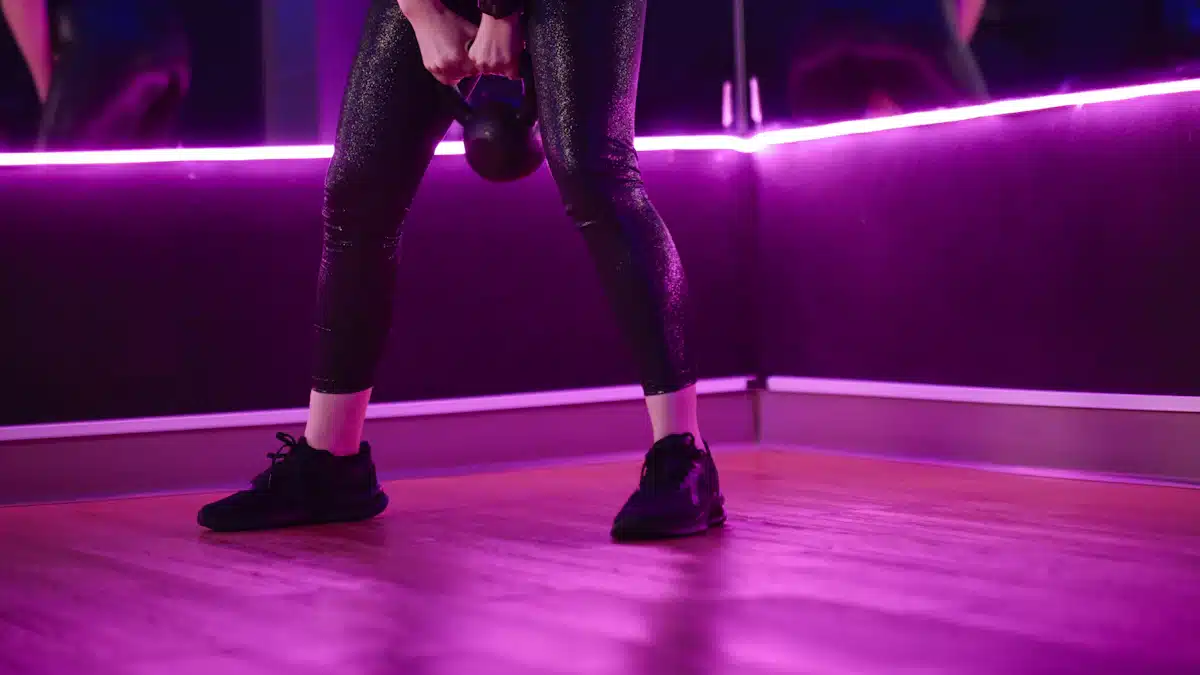 Mujer sostiene una kettlebell durante un entrenamiento de fuerza