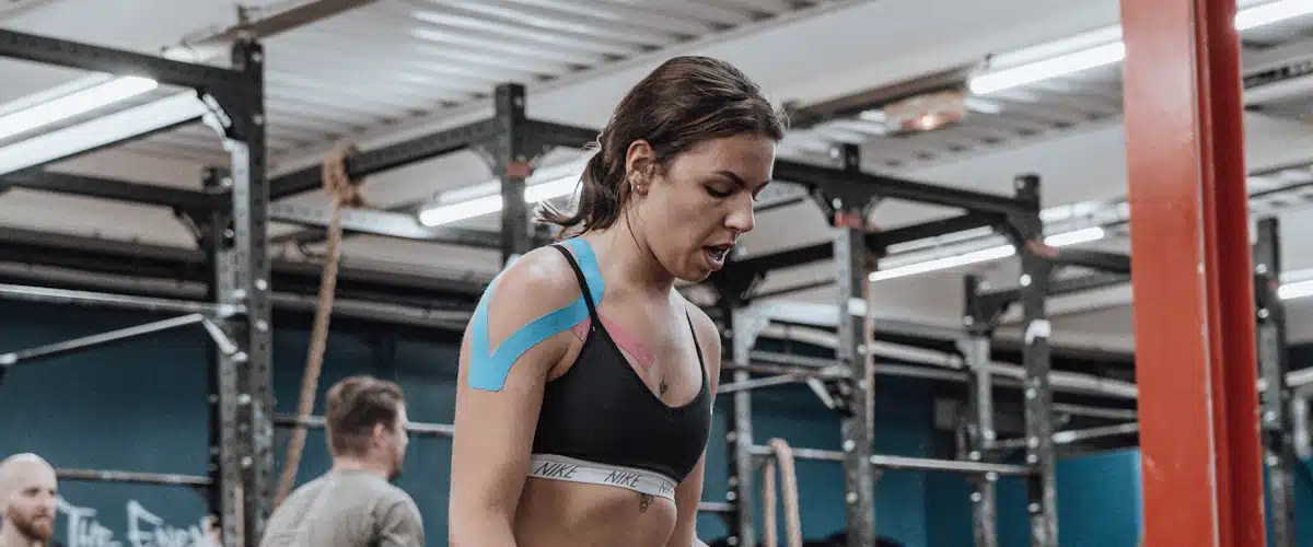 Mujer sujetando cuerda de entrenamiento antes de practicar variantes técnicas
