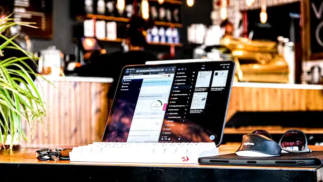 Ordenador portátil sobre una mesa de madera para trabajar con datos