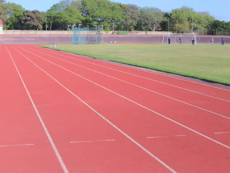 Pista de atletismo preparada para una prueba de resistencia controlada