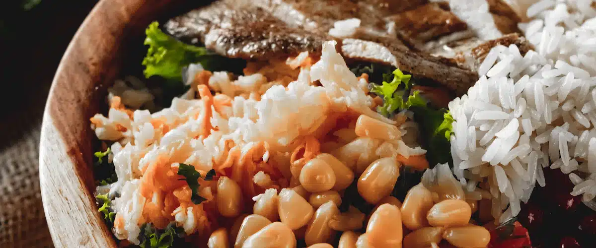 Plato equilibrado con pollo arroz verduras y legumbres para nutrición deportiva