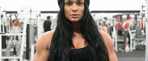 Retrato de deportista femenina con musculatura desarrollada y expresión concentrada