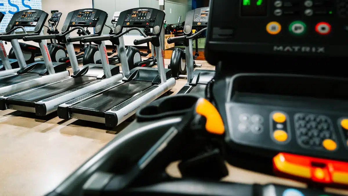 Sala de cardio con cintas preparadas para una sesión de entrenamiento