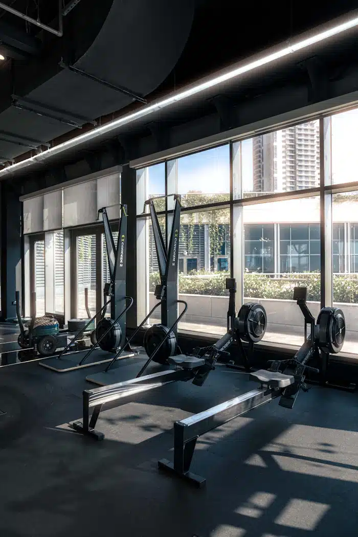 Sala de gimnasio con máquinas de entrenamiento y equipamiento fitness