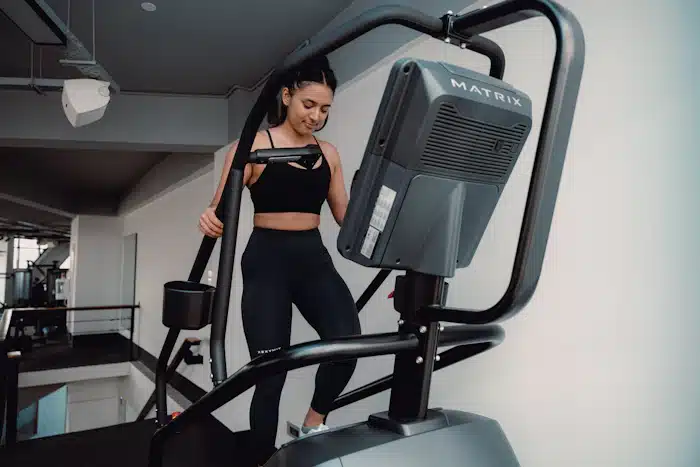 Usuaria entrenando en cinta de correr dentro de un gimnasio
